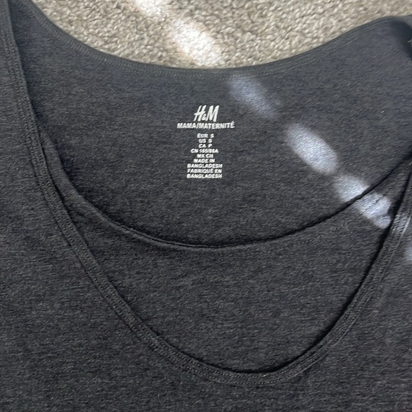 Set of 2 H&M maternity nursing tshirts - Picture 2 of 7